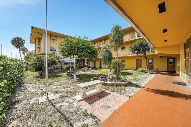 Foto del edificio - 1050 E Sample Rd