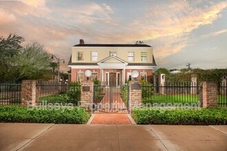 Building Photo - 525 W Lynwood St