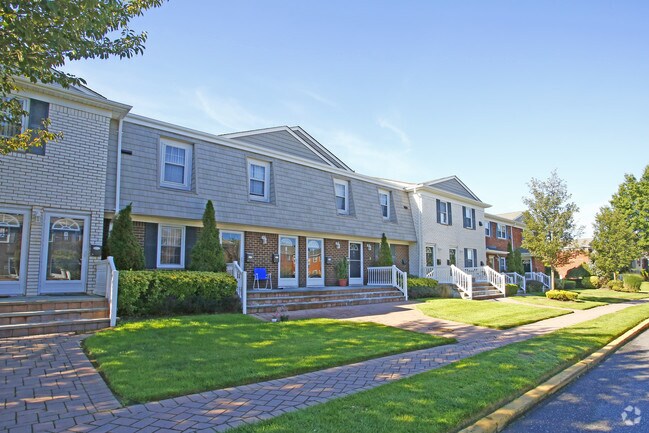 Fairfield Village At Commack - Alquileres en Commack, NY | Apartamentos.com