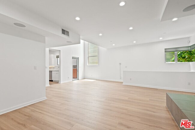 Foto del edificio - 900 N W Knoll Dr