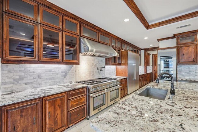 Building Photo - Unique 5 Bedroom Mini-Mansion