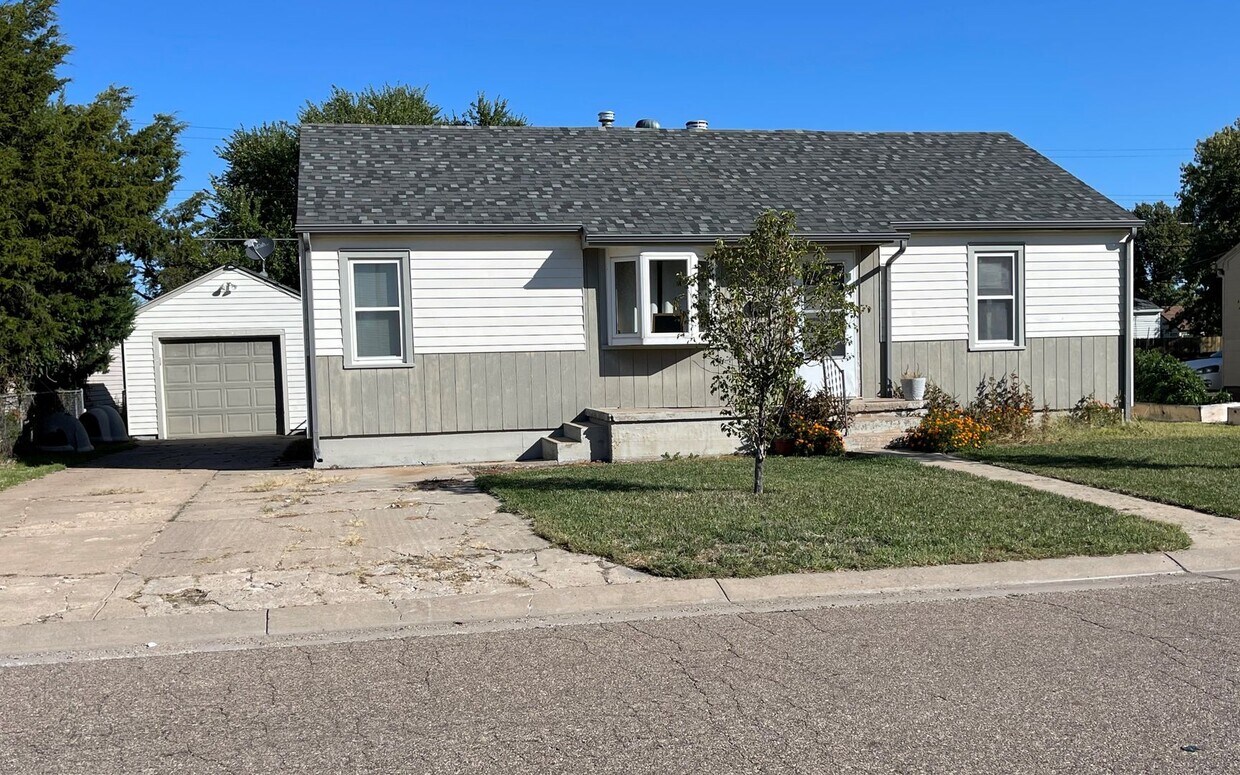 Foto principal - 2 Bedroom, 1 Bathroom House with Detached ...