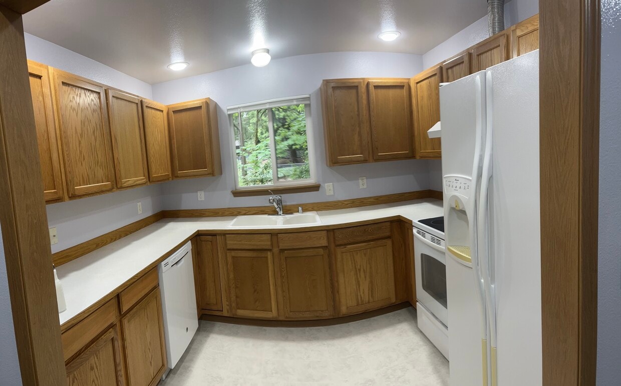 Kitchen - 10913 60th Ave