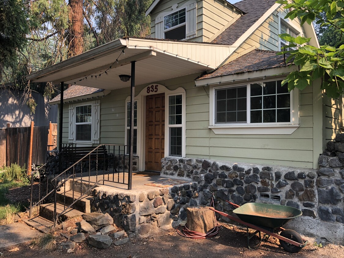 Primary Photo - 835 4th Ave