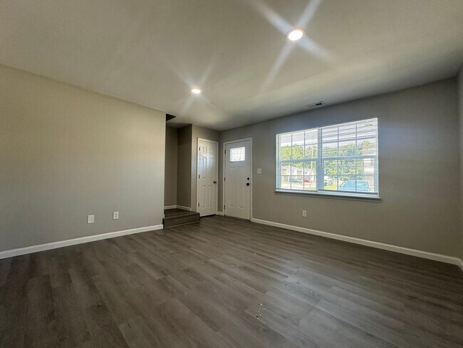 Foto del edificio - 606 Myrtlewood Cir