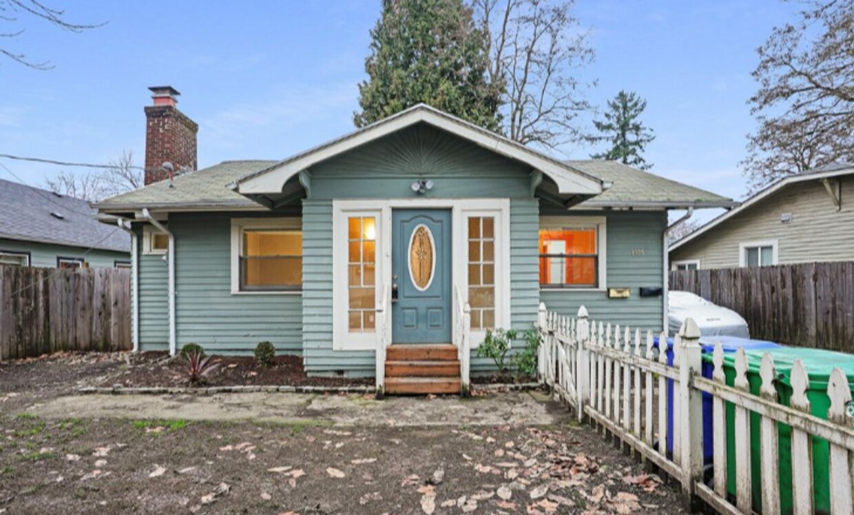 Foto principal - Updated 3br/2ba home with bonus room and f...