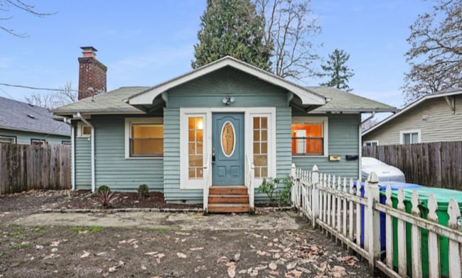 Updated 3br/2ba home with bonus room and f... - Updated 3br/2ba home with bonus room and f...
