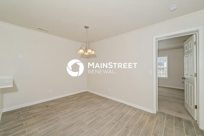 Building Photo - 3 Bedroom Pet-Friendly Home in KNOXVILLE, TN with Main Street Renewal