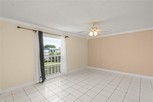 Foto del edificio - 8350 Sands Point Blvd