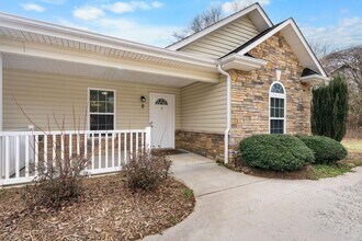 Building Photo - 5 Pine Cone Ln