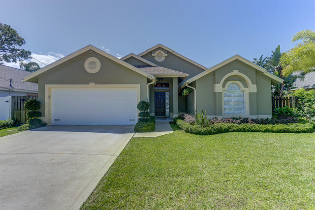 Building Photo - 6068 Pompano St