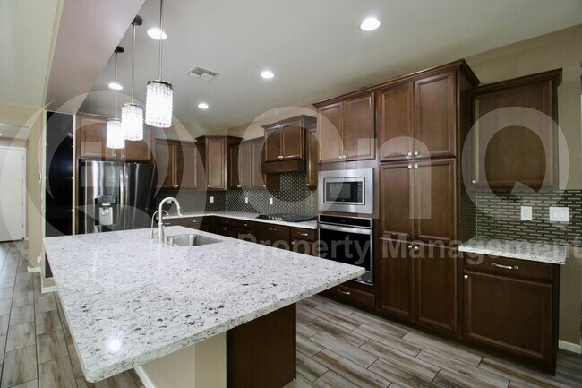 Building Photo - 3080 S Jasmine Dr