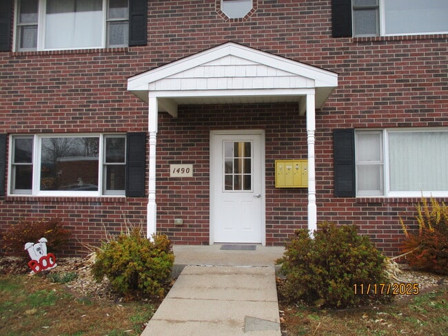 Building Photo - 1490 Tower Dr