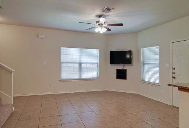 Foto del edificio - Immediate Move in! HUGE 3/3 duplex just Mi...