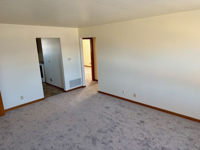 Building Photo - Spacious 2 Bedroom Apartment in Excellent Location