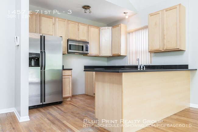 Building Photo - 3 bedroom 2 bath Condo with Vaulted Ceilings.