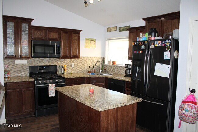 Building Photo - 14391 Desert Sage Dr