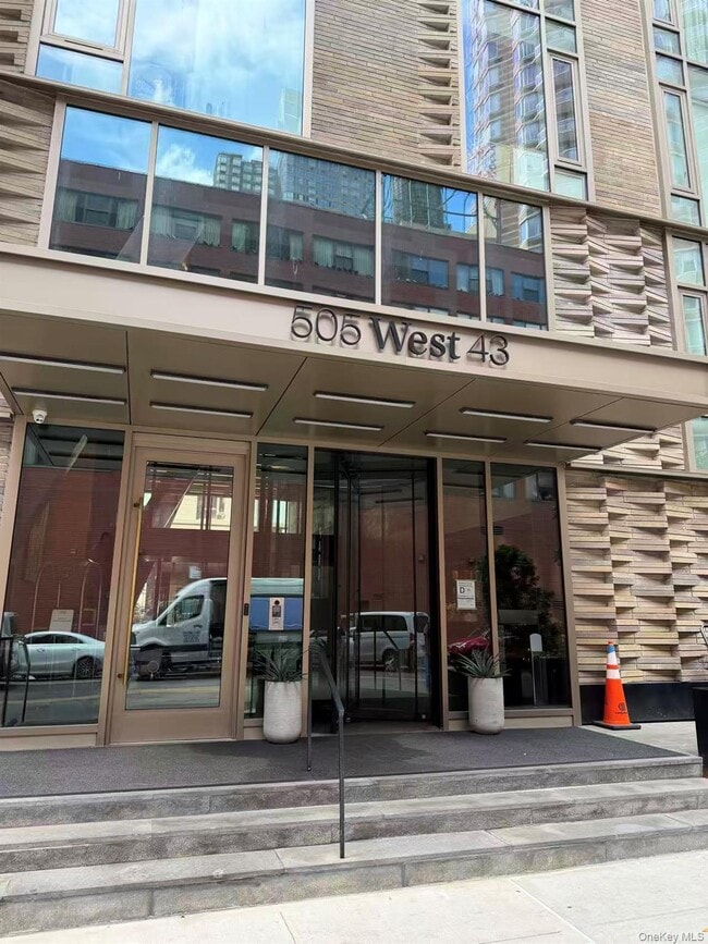 Building Photo - 505 W 43rd St
