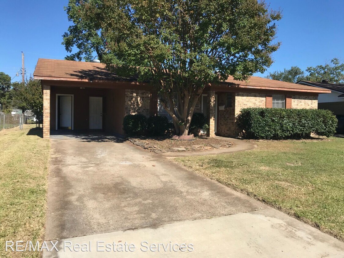 Primary Photo - 3 br, 1 bath House - 3218 Red Bud Lane
