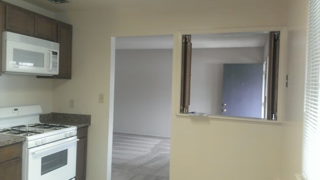 Building Photo - Roseville Duplex