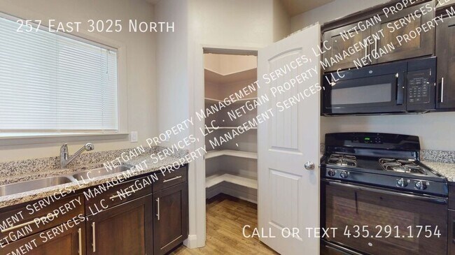 Building Photo - Pet Friendly 3 Bedroom Cedar Bend Townhome