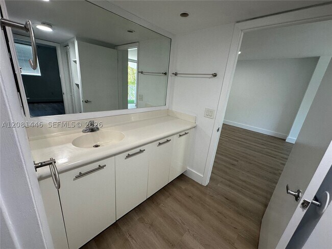Foto del edificio - 777 NE 62nd St