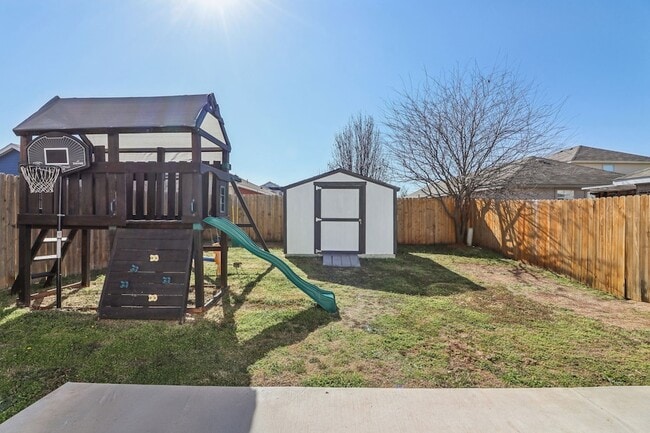 Building Photo - 6165 River Pointe Dr