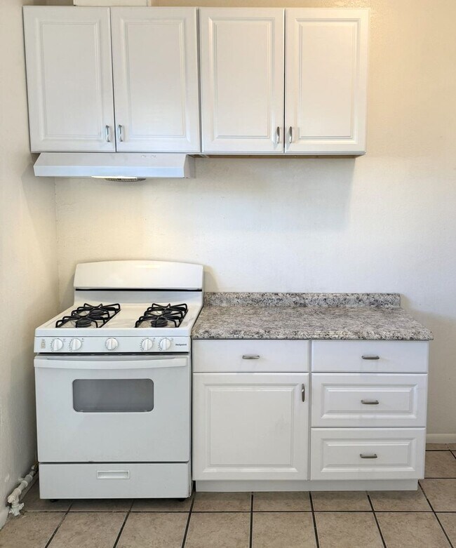 Foto del edificio - 3 bedroom apartment with a patio ***$250 gift card***