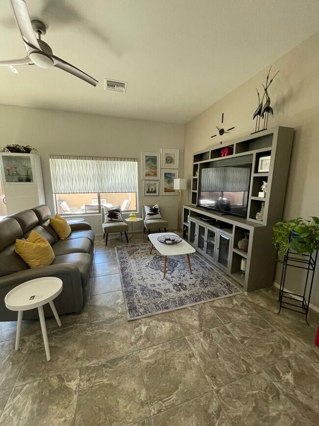 Living Room - 3113 E Danbury Rd