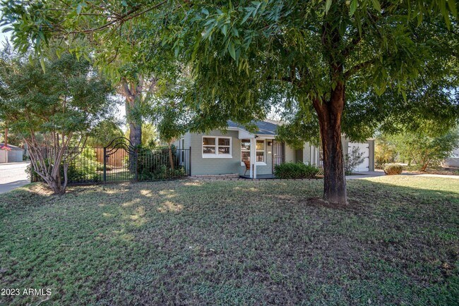 Building Photo - 1301 W Glenrosa Ave