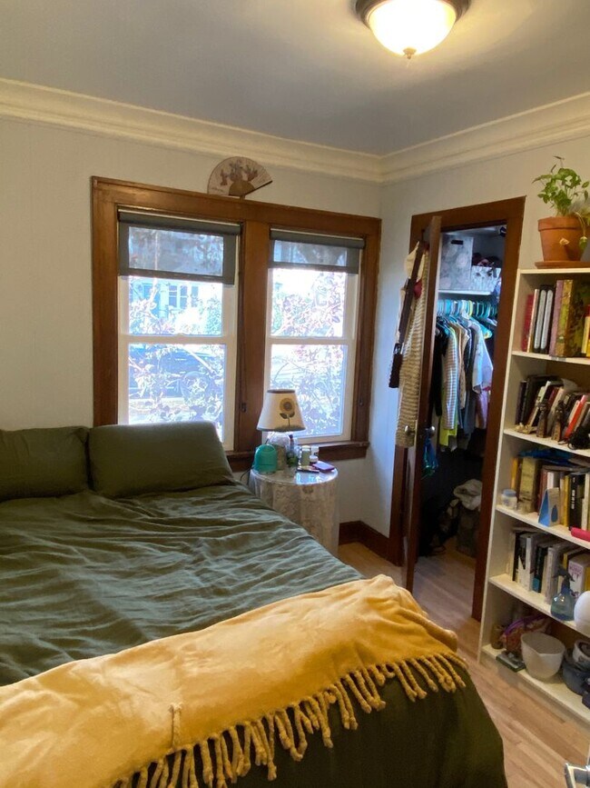 Building Photo - Spacious 5-Bedroom Home Near the University of Minnesota
