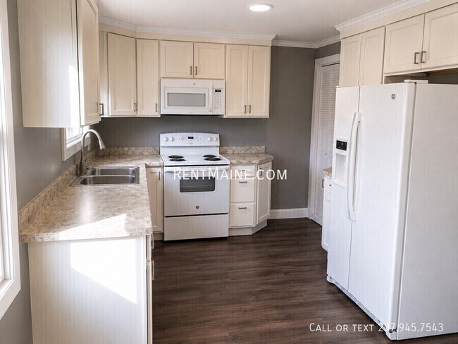 Building Photo - 676 College Ave