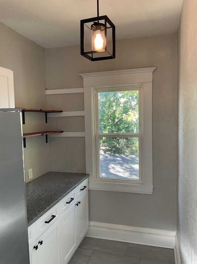 Foto del edificio - Beautifully Updated 4 BR/2 BA Upper-Level Duplex in Minneapolis with 2-Car Garage!