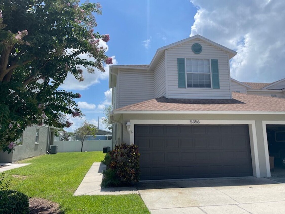 Foto principal - Stunning townhome in gated community near ...