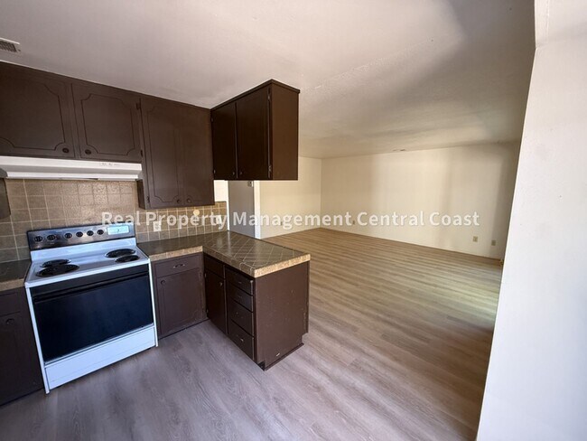 Foto del edificio - 6460 Nacimiento Ave