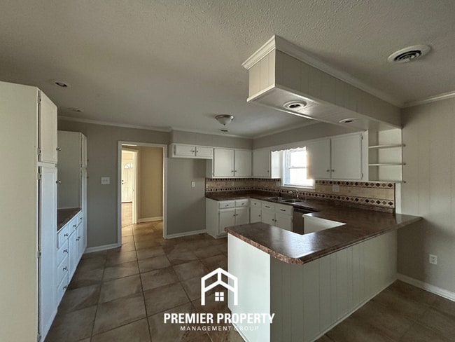 Foto del edificio - Spacious 3BR Southaven Home w/ Sunroom, Hardwood Floors & Fenced Yard & Near Schools