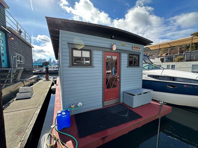 Building Photo - Floating Home on Lake Union – 1 Bed / 1 Ba...