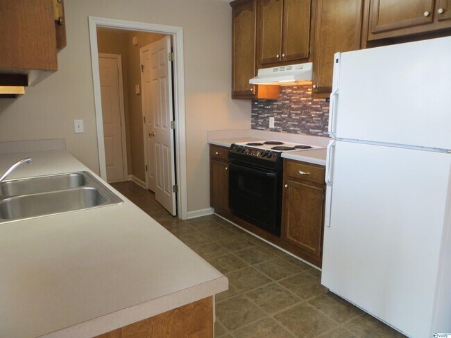 Building Photo - 102 Shadow Oak Cir