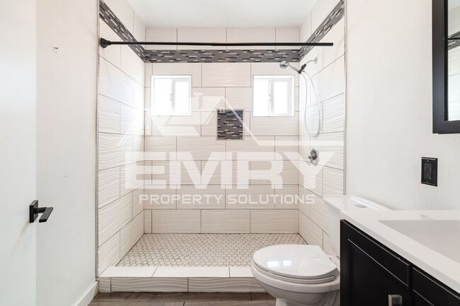 Foto del edificio - 11900 Firestone Blvd