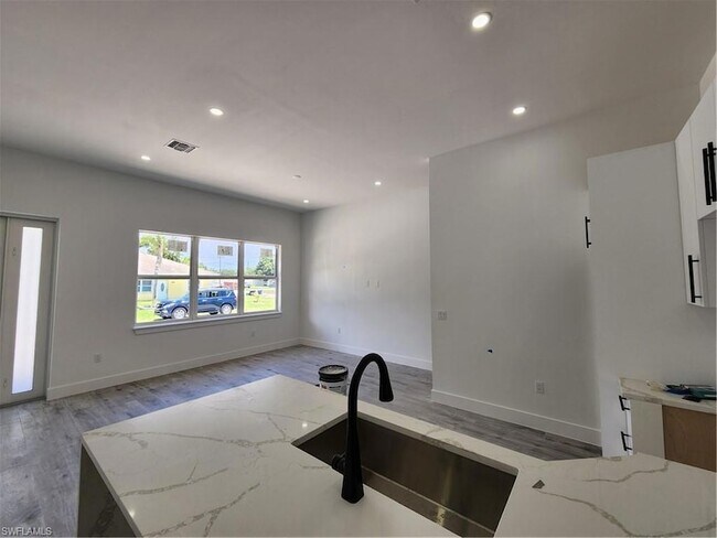 Foto del edificio - 10651 Hampton St