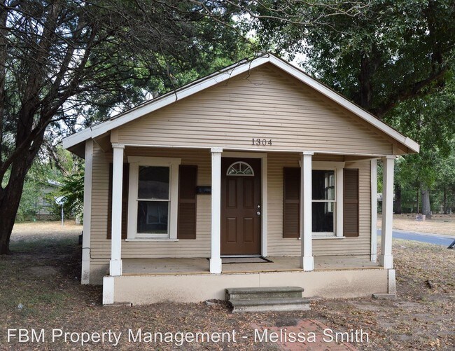 Building Photo - 2 br, 1 bath House - 1304 Hackberry Ave