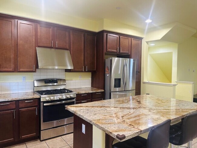 Foto del edificio - Modern Beautiful Townhome with Great Schoo...