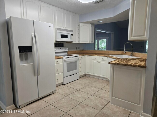 Foto del edificio - 2119 Fairway Villas Ln S