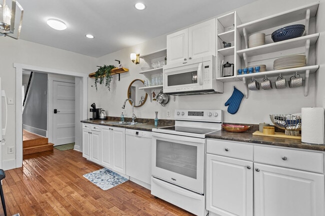 Building Photo - 3 Bond St