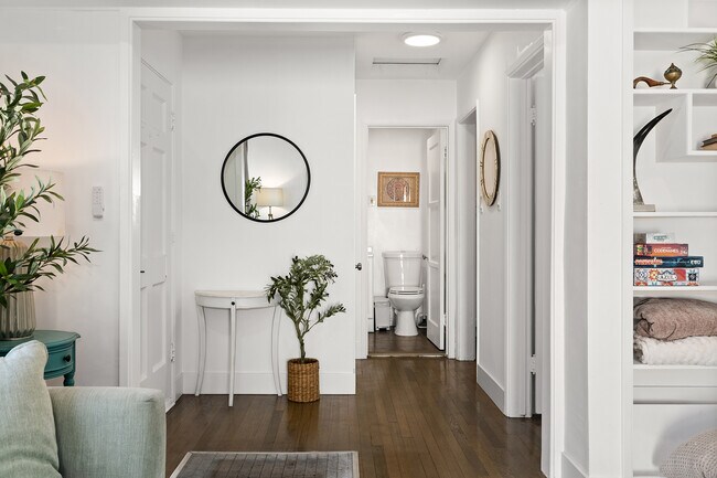 Foto del edificio - 8413 Kittyhawk Ave