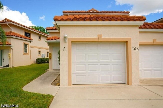 Building Photo - 700 Luisa Ln