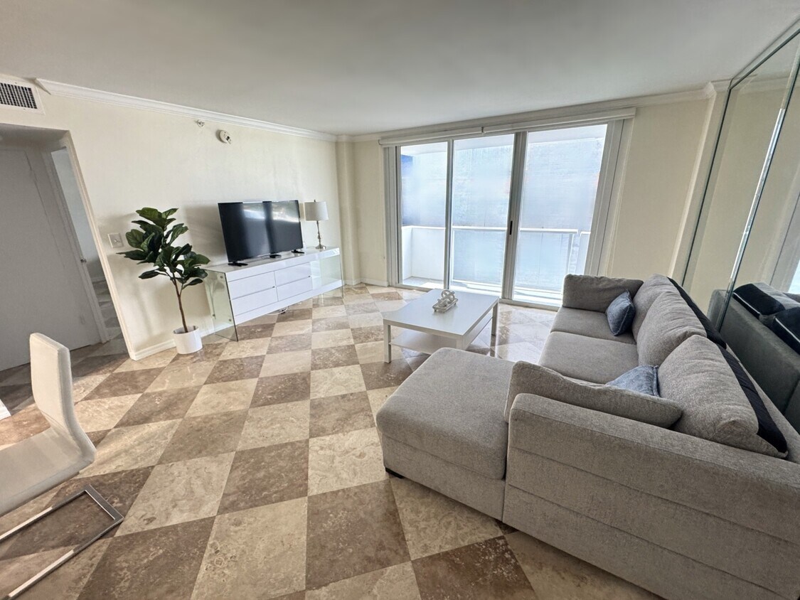 Foto principal - 9195 Collins Ave