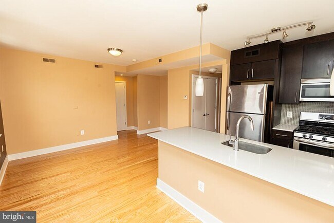 Building Photo - 811 Otis Pl NW