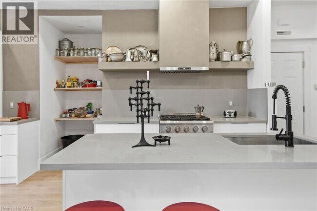 Building Photo - 472 Barton St E