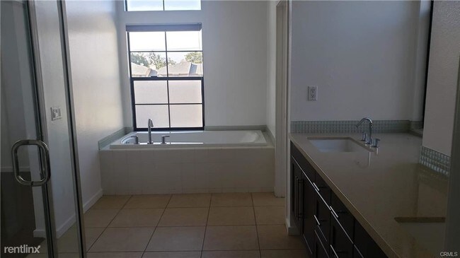 Building Photo - 3 br, 2 bath Townhome - 561 W Maple Ave